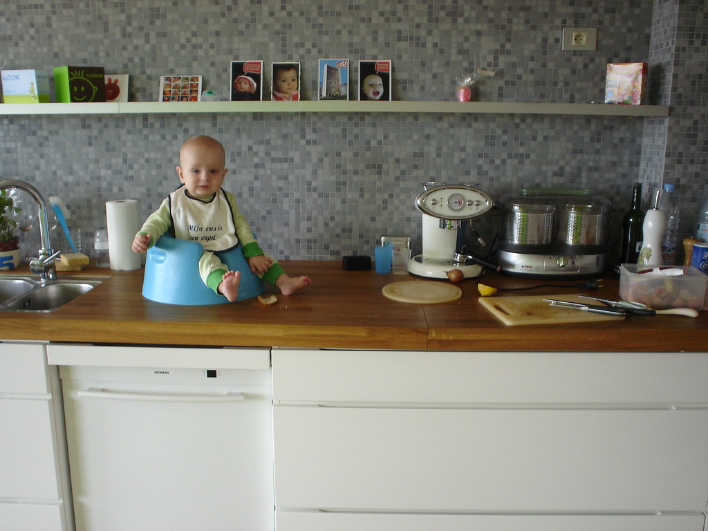 bébé sur plan de travail