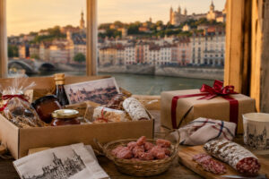Vue chaleureuse d’un coffret cadeau lyonnais avec spécialités locales, souvenirs de Lyon et paquets élégants devant un paysage urbain évoquant les quais lyonnais au coucher du soleil.
