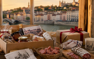 Vue chaleureuse d’un coffret cadeau lyonnais avec spécialités locales, souvenirs de Lyon et paquets élégants devant un paysage urbain évoquant les quais lyonnais au coucher du soleil.