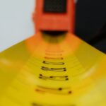 Gros plan sur un casque de karting jaune montrant les aérations de ventilation et détails de sécurité