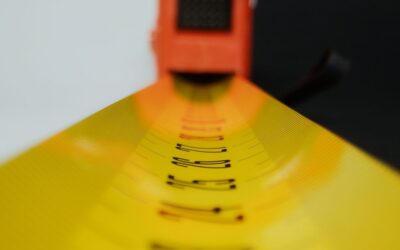 Gros plan sur un casque de karting jaune montrant les aérations de ventilation et détails de sécurité