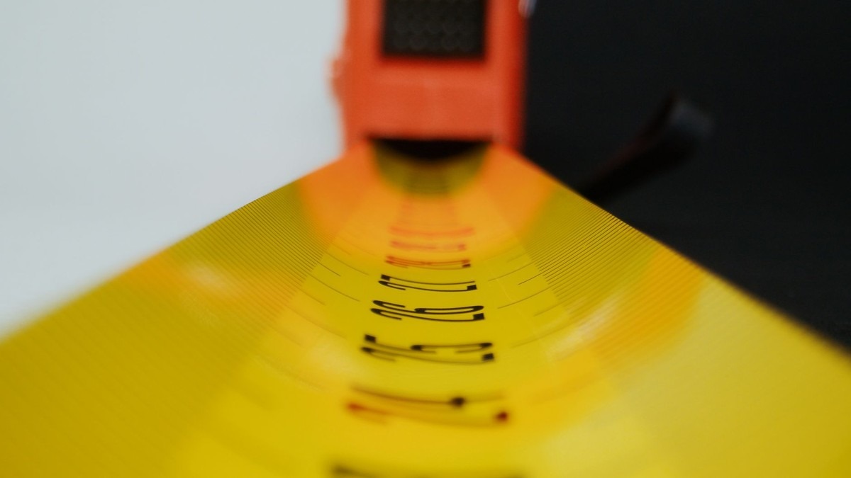 Gros plan sur un casque de karting jaune montrant les aérations de ventilation et détails de sécurité