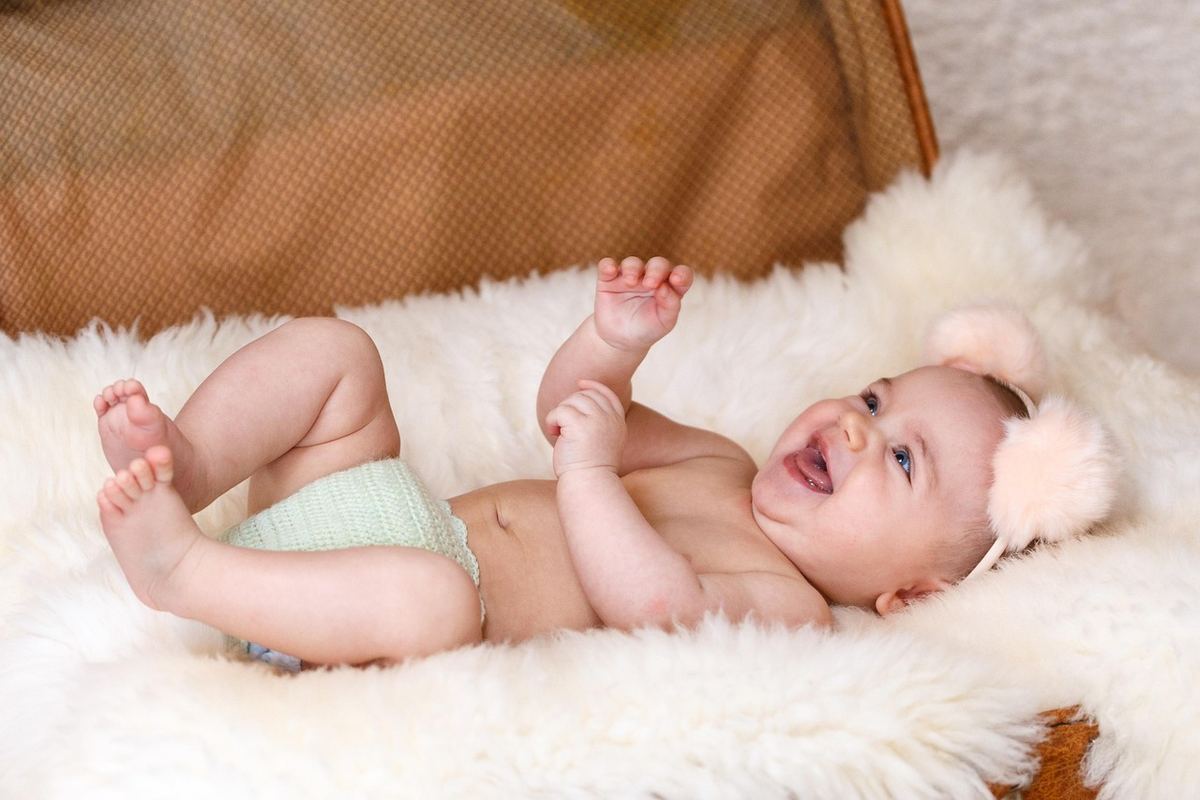 Valise ouverte avec des vêtements de bébé rangés