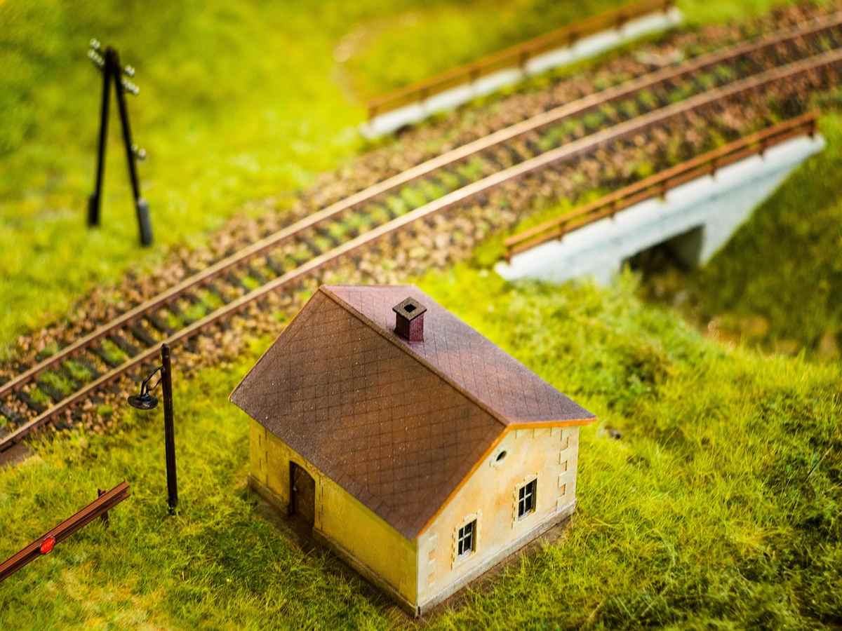 Train miniature circulant sur une étagère aménagée dans un salon