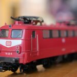 Maquette rouge de locomotive électrique DB 141 438-9 sur table en bois
