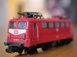 Maquette rouge de locomotive électrique DB 141 438-9 sur table en bois
