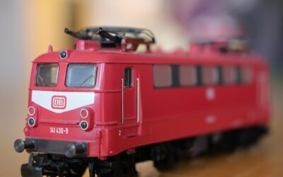 Maquette rouge de locomotive électrique DB 141 438-9 sur table en bois