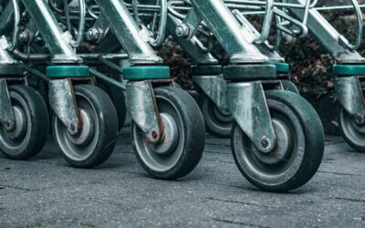 Plusieurs chariots métalliques alignés, leurs roues sur le béton