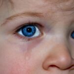 Enfant avec larmes dans les yeux