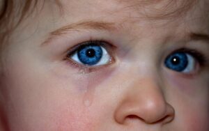 Enfant avec larmes dans les yeux