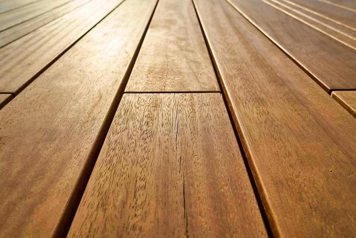 Planches de parquet en chêne clair avec joints visibles, vue en perspective Planches de parquet en chêne clair avec joints visibles, vue en perspective